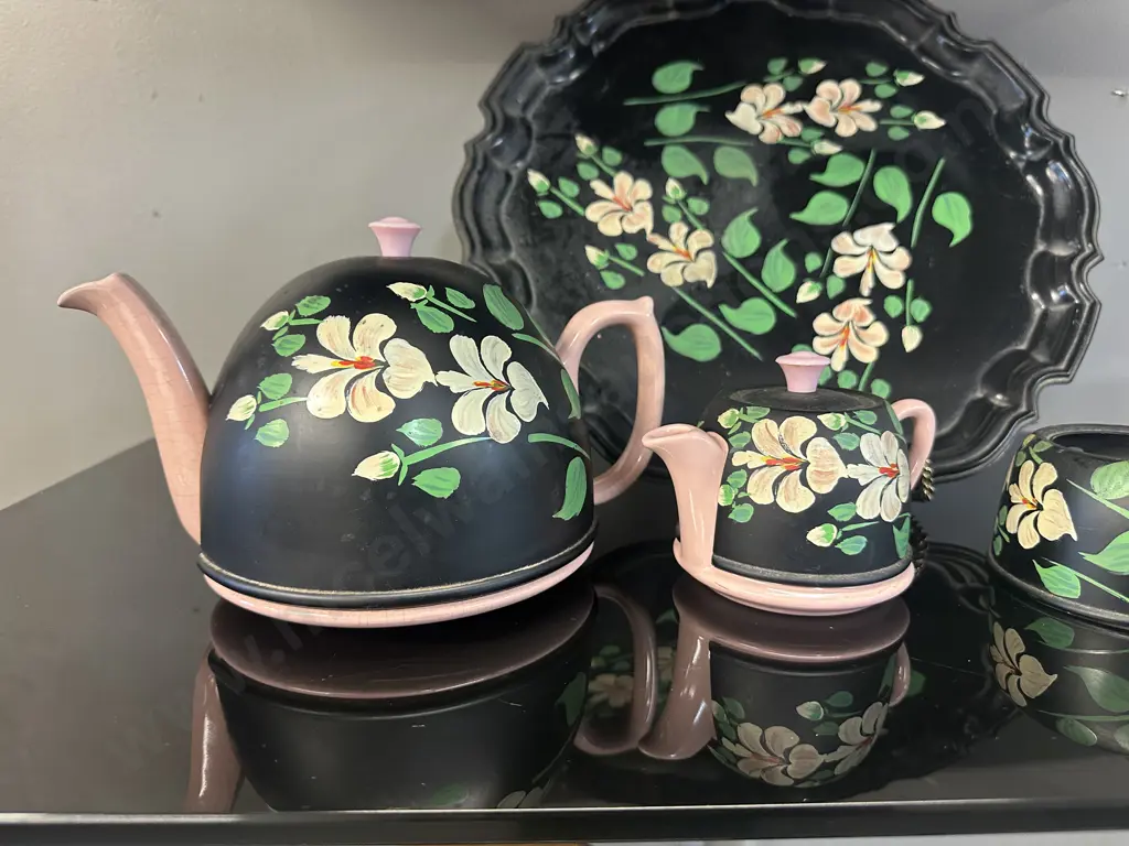 Vintage English Pink Teapots B7744B  Ever Hot Insulated & Cover With Round Scalloped Edge Tray Image 1++