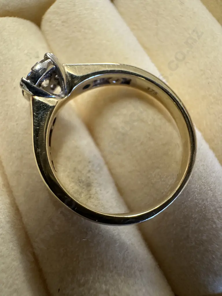 9 Carat Gold Ring With 17 Clear Stones Stamped 375 Image 1++