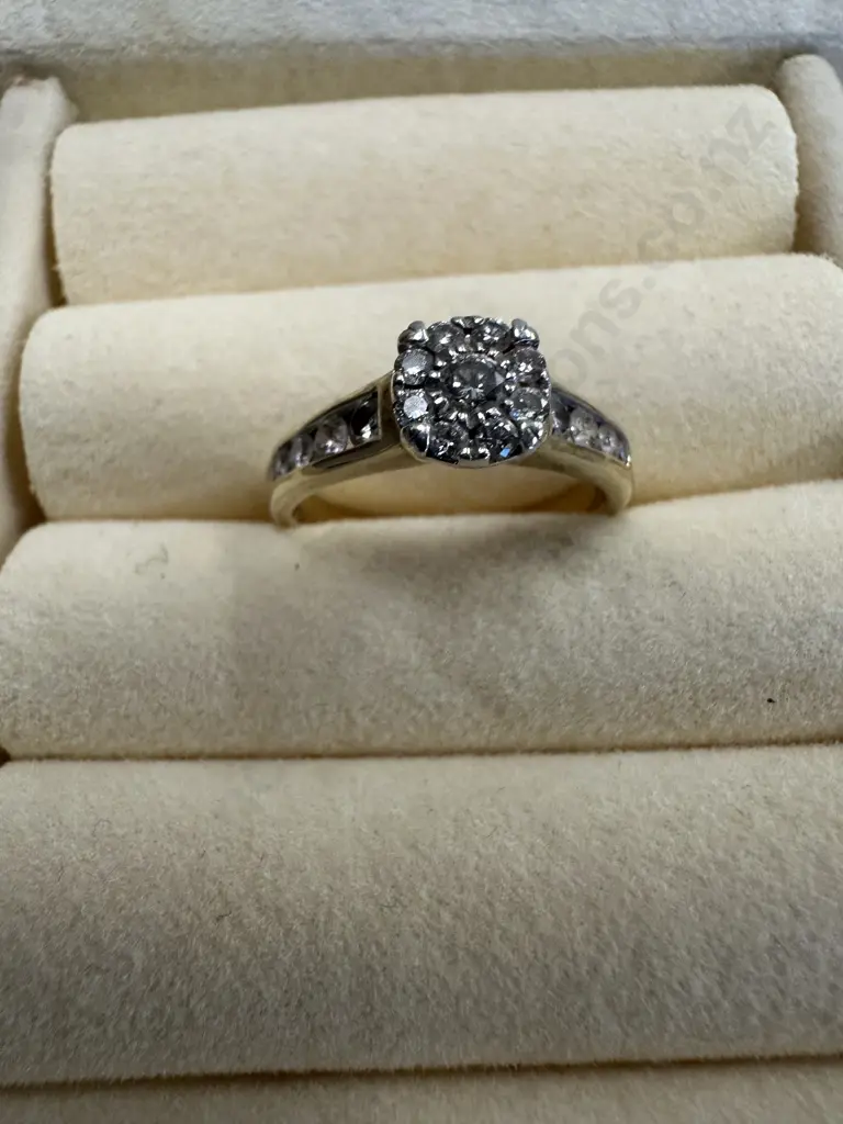 9 Carat Gold Ring With 17 Clear Stones Stamped 375 Image 1++