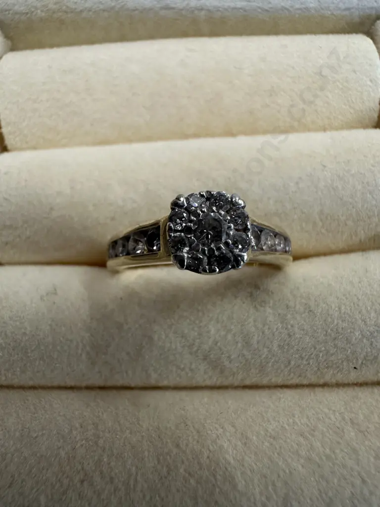 9 Carat Gold Ring With 17 Clear Stones Stamped 375 Image 1++