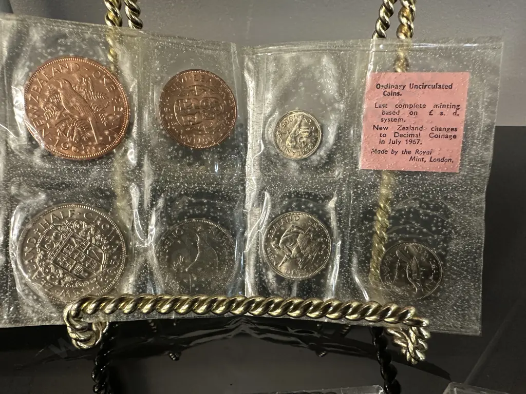 Selection Of Coins Including Commemorative Dollars & 1965 Coins Of New Zealand  Issue Set Image 1++