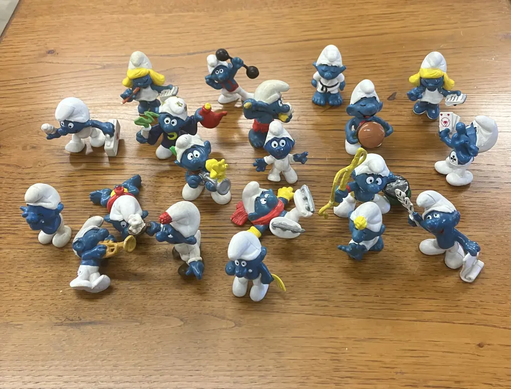Lot of 20 Vintage Smurfs Image 1++