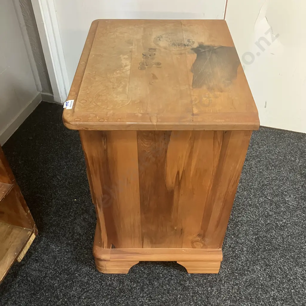 Millsbrook Jamestown Pine 3 Drawer Bedside Cabinet With Badge, Knob Handles. H66 W50 D40cm Image 1++