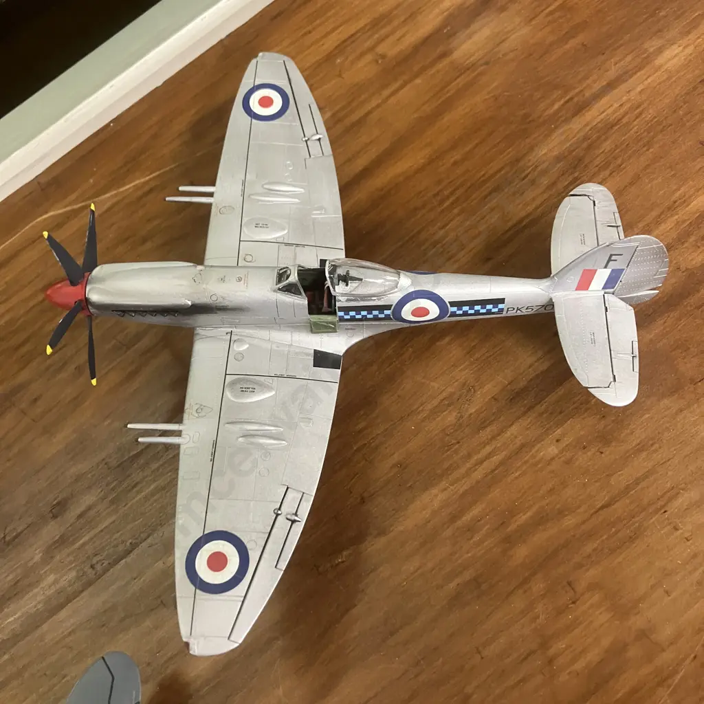 1:48 Supermarine Spitfire MK.Vb RAF 243 Squadron & Supermarine Spitfire F.22 RAF 603 Squadron Image 1++
