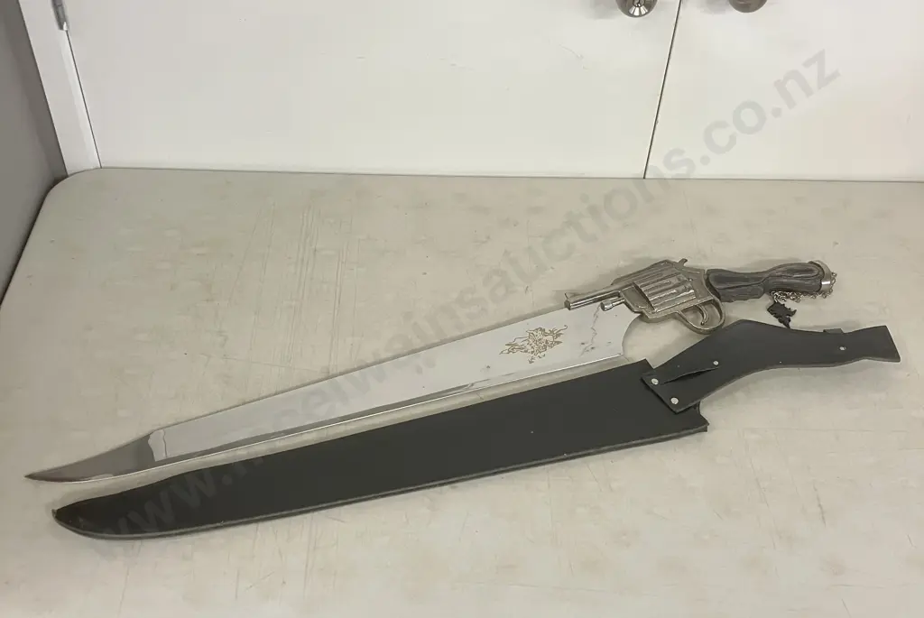 Final Fantasy Vlll Squall's Gunblade Revolver Sword With Leather Sheath. L104cm Image 1++