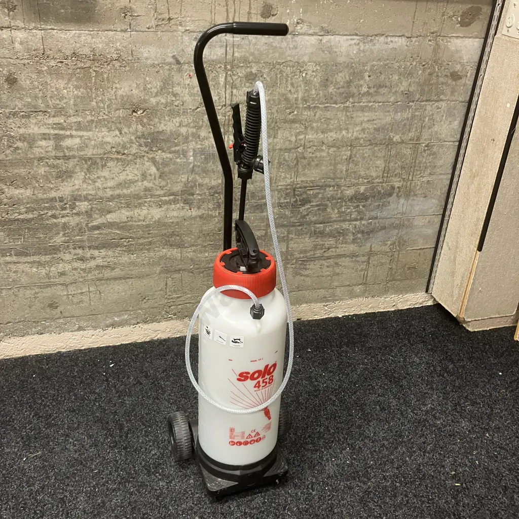 Solo 458 Rollabout Pressure Sprayer With Manual, 11 Litres Image 1++
