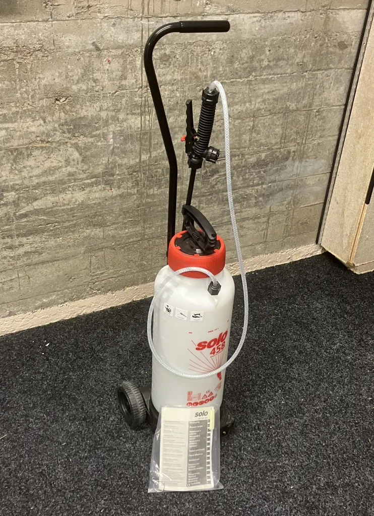 Solo 458 Rollabout Pressure Sprayer With Manual, 11 Litres Image 1++