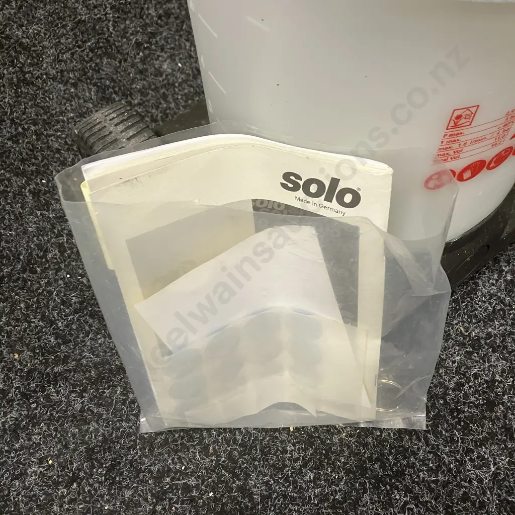 Solo 458 Rollabout Pressure Sprayer With Manual, 11 Litres Image 1++