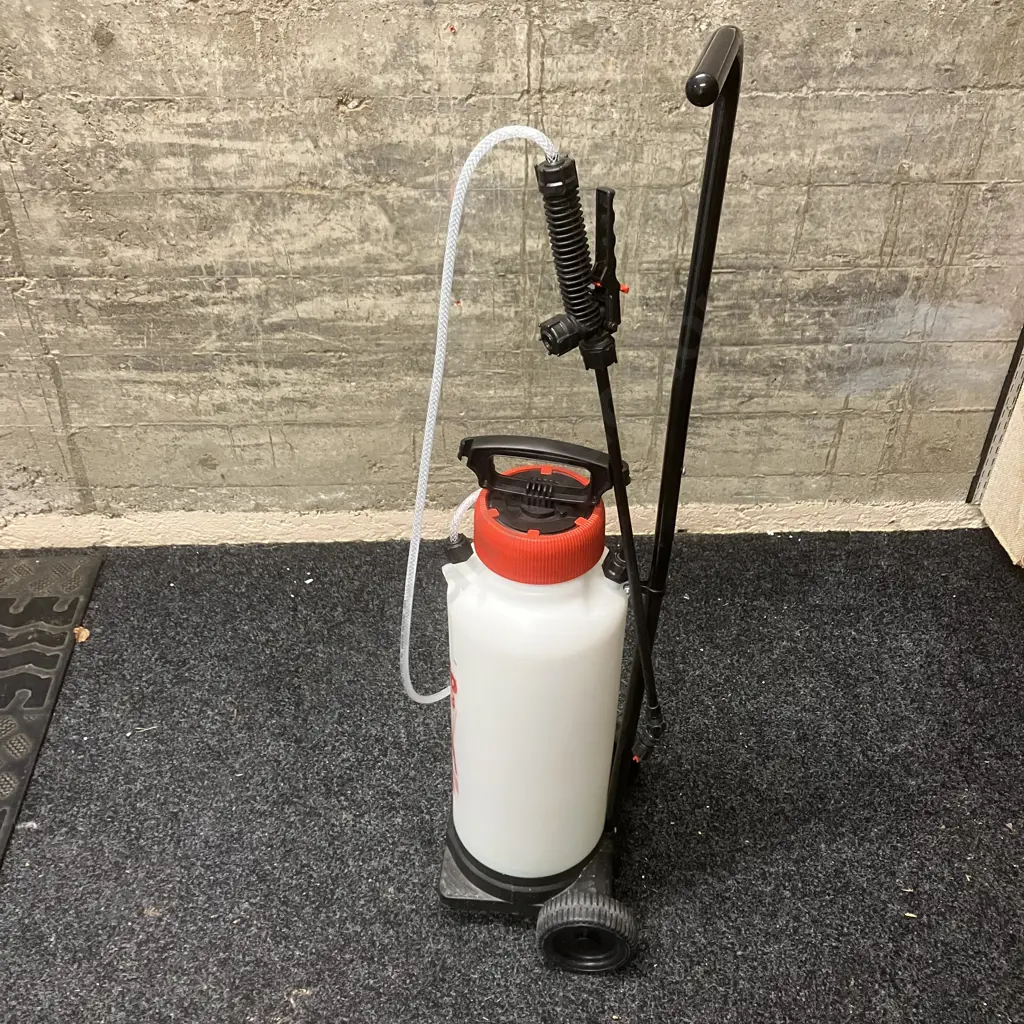 Solo 458 Rollabout Pressure Sprayer With Manual, 11 Litres Image 1++