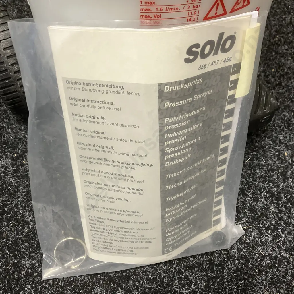 Solo 458 Rollabout Pressure Sprayer With Manual, 11 Litres Image 1++