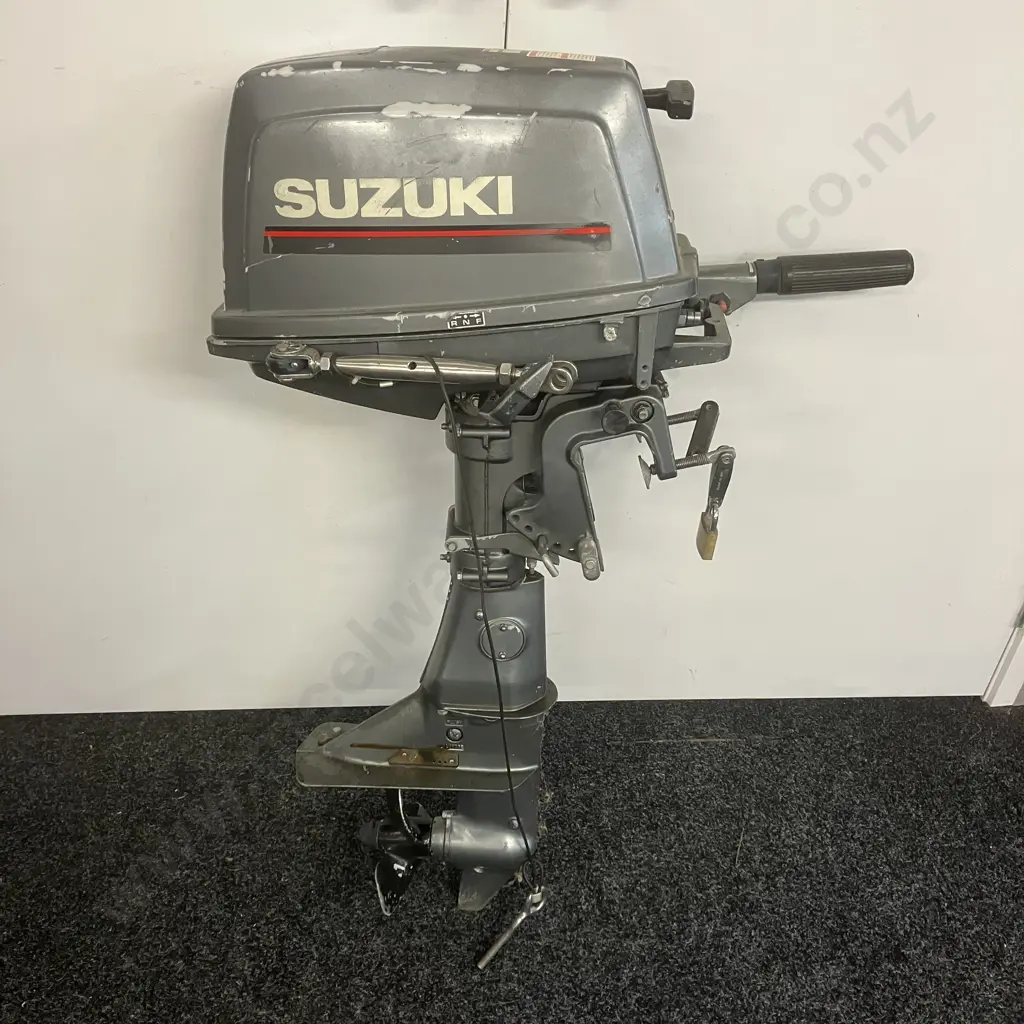 Suzuki DT6 Outboard Motor With Tote Tank Etc - 00601-651480 (Sold As Is) Image 1++