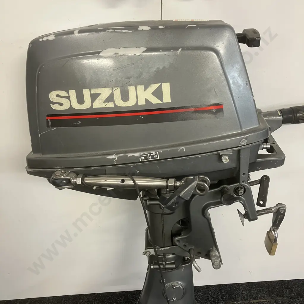 Suzuki DT6 Outboard Motor With Tote Tank Etc - 00601-651480 (Sold As Is) Image 1++