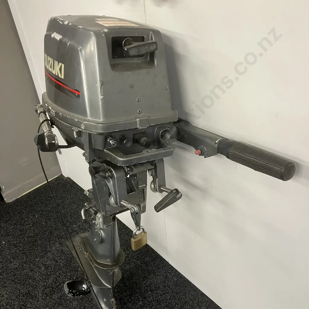 Suzuki DT6 Outboard Motor With Tote Tank Etc - 00601-651480 (Sold As Is) Image 1++