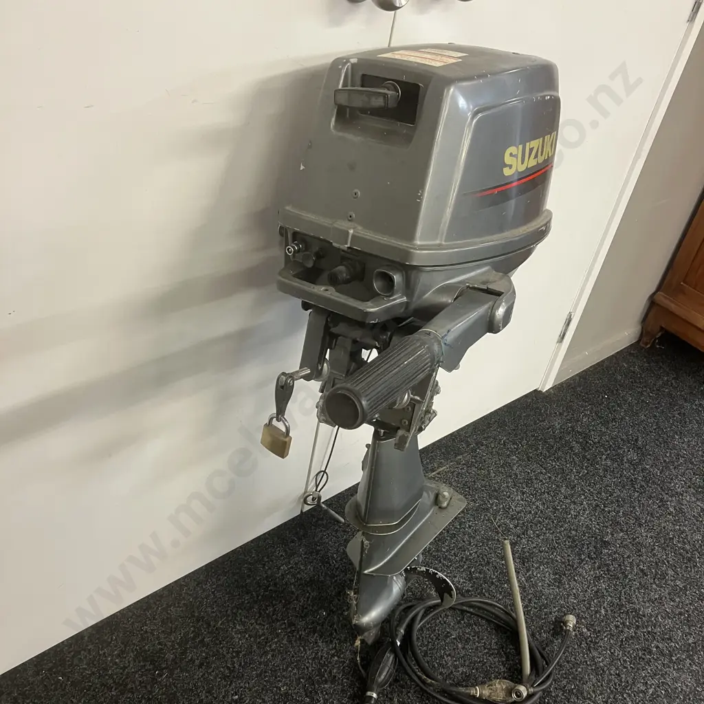 Suzuki DT6 Outboard Motor With Tote Tank Etc - 00601-651480 (Sold As Is) Image 1++