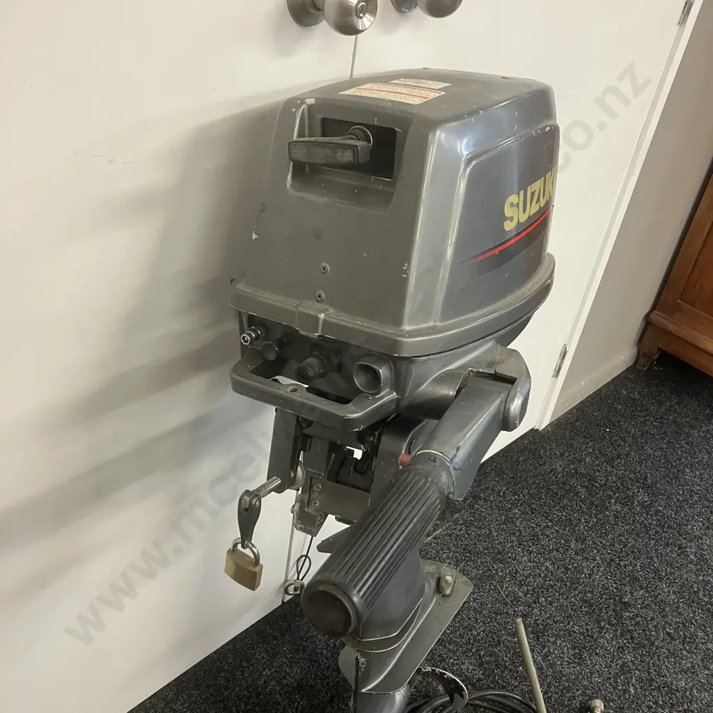 Suzuki DT6 Outboard Motor With Tote Tank Etc - 00601-651480 (Sold As Is) Image 1++