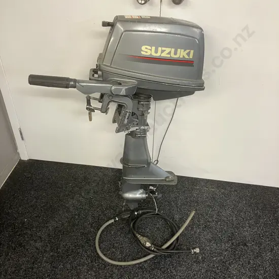 Suzuki DT6 Outboard Motor With Tote Tank Etc - 00601-651480 (Sold As Is)