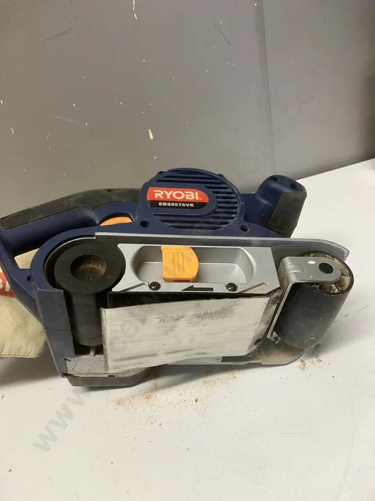 Ryobi 950W Belt Sander Model EBS9576VK Image 1++