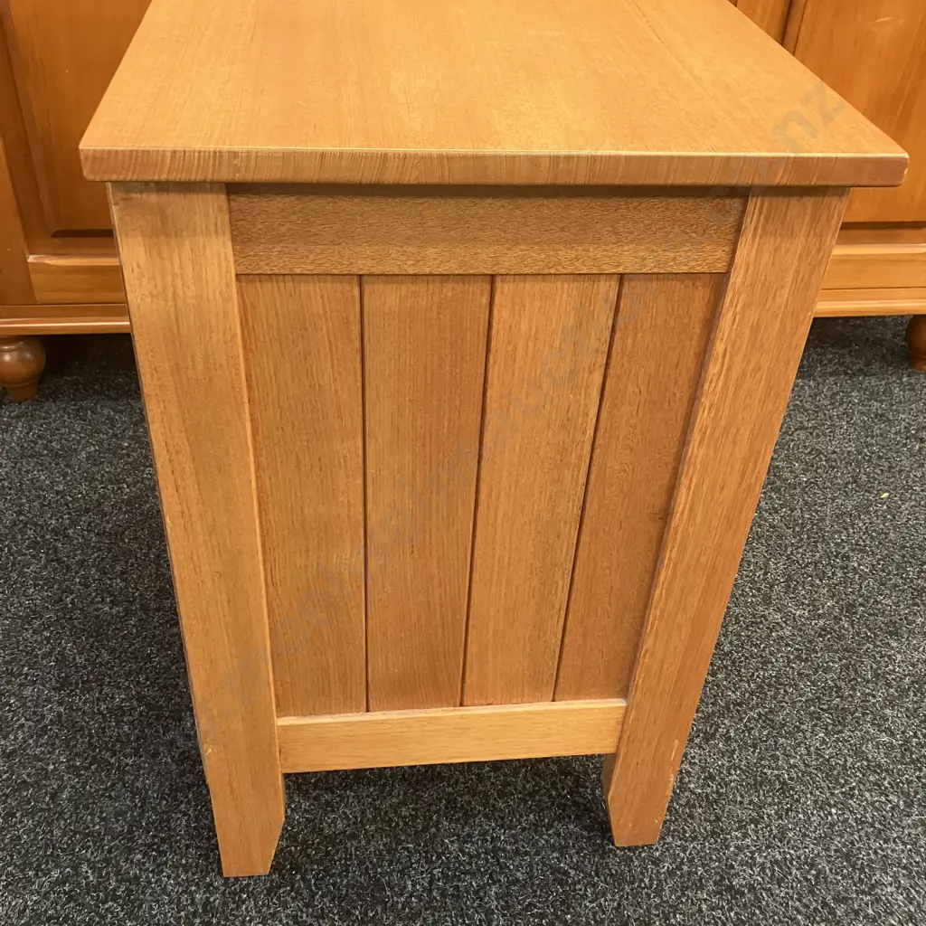 Wentworth Furniture (Aus) Oak Nightstand With Single Door & Drawer, Ornate Metal Handle & Door Pull. H69 W52 D42cm Image 1++