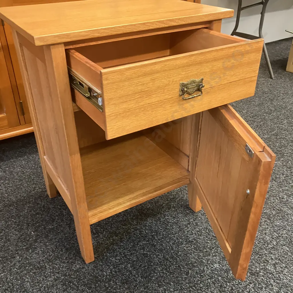 Wentworth Furniture (Aus) Oak Nightstand With Single Door & Drawer, Ornate Metal Handle & Door Pull. H69 W52 D42cm Image 1++