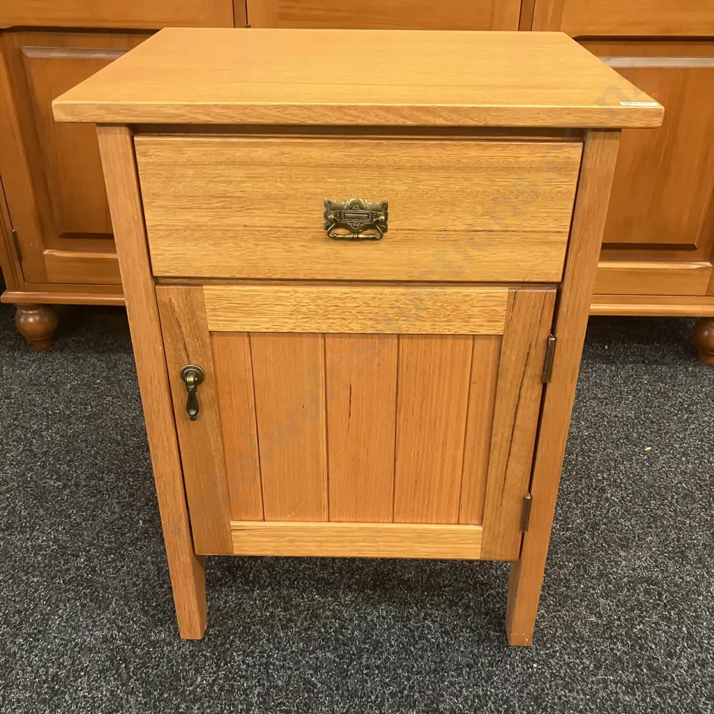 Wentworth Furniture (Aus) Oak Nightstand With Single Door & Drawer, Ornate Metal Handle & Door Pull. H69 W52 D42cm Image 1++
