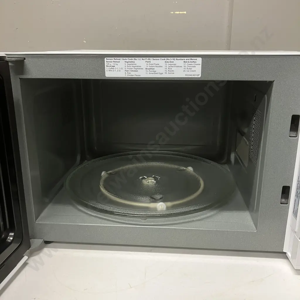 Panasonic Microwave Oven Model NN-ST65JW Image 1++