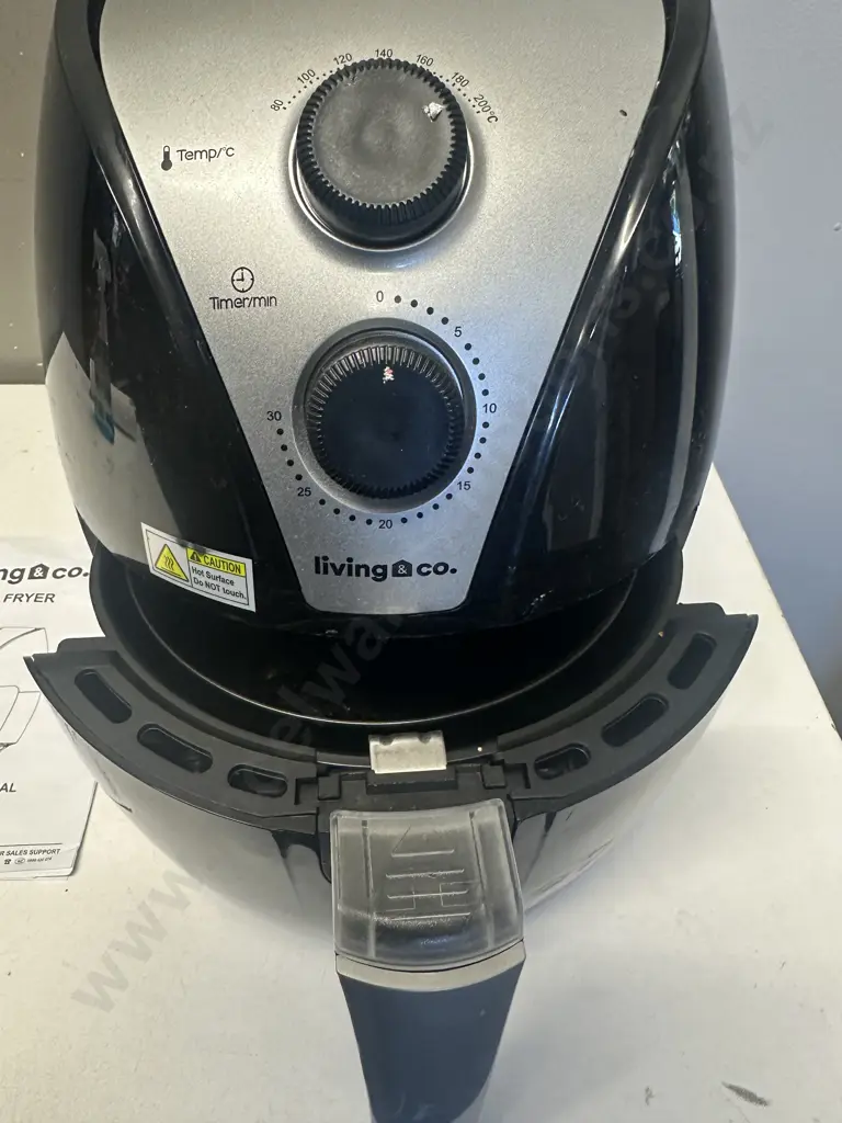 Living & Co Air Fryer With Manual Image 1++