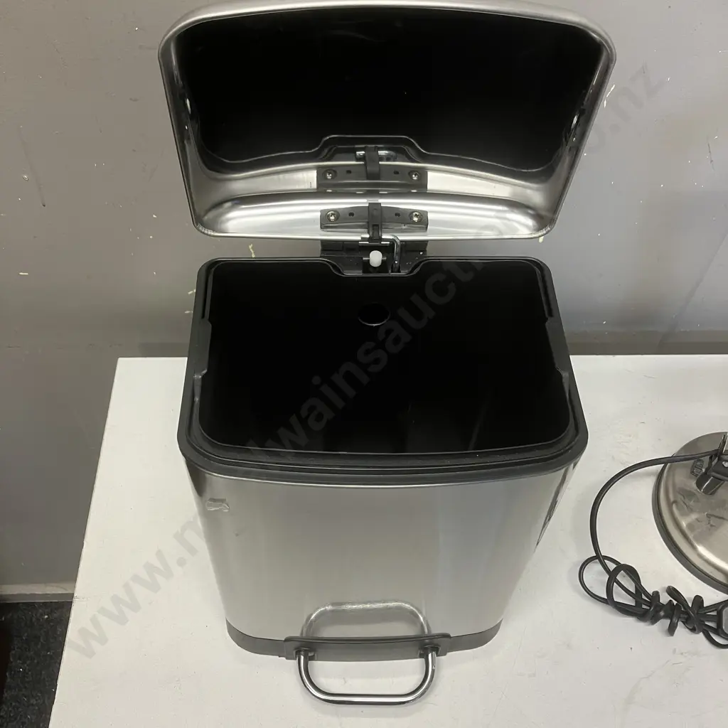 Mercator Brava Desk Lamp & Waste Bin Image 1++