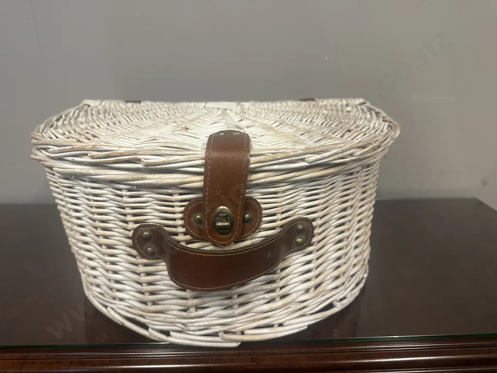 White Wash Half Round Picnic Hamper Image 1++