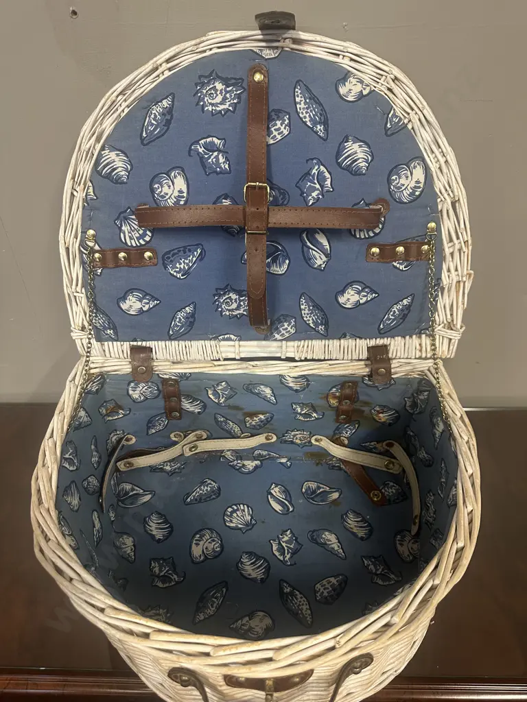 White Wash Half Round Picnic Hamper Image 1++