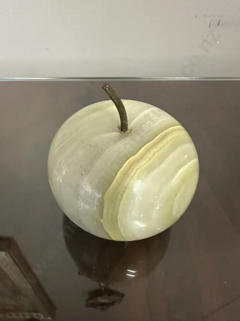 Onyx Green Apple Paperweight H6cm.  Image 1++