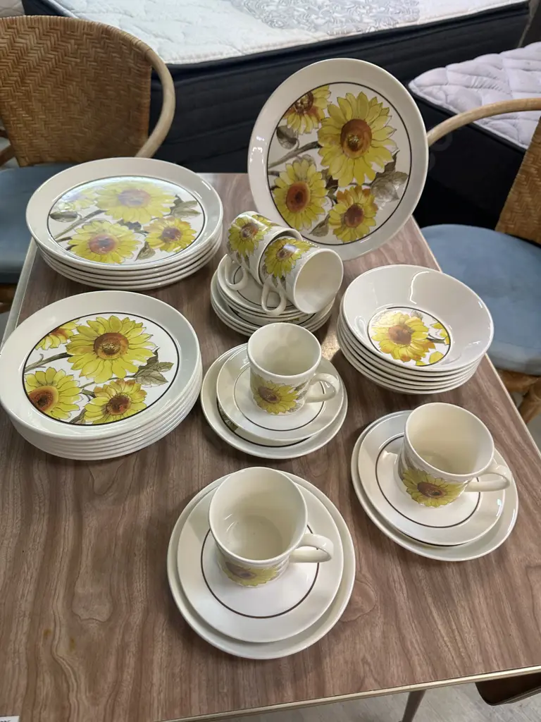 Crown Lynn Dinner Ware Sunflower Pattern #D682, 35 Pieces Image 1++