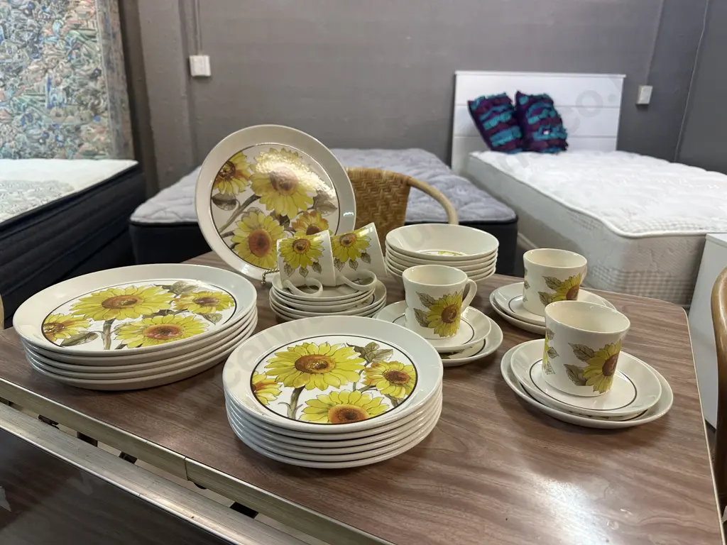 Crown Lynn Dinner Ware Sunflower Pattern #D682, 35 Pieces Image 1++