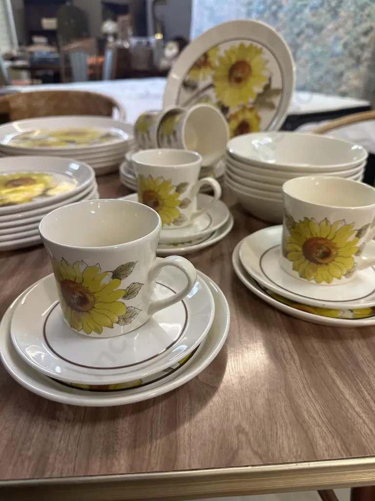 Crown Lynn Dinner Ware Sunflower Pattern #D682, 35 Pieces Image 1++