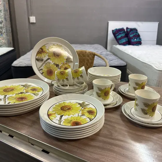 Crown Lynn Dinner Ware Sunflower Pattern #D682, 35 Pieces