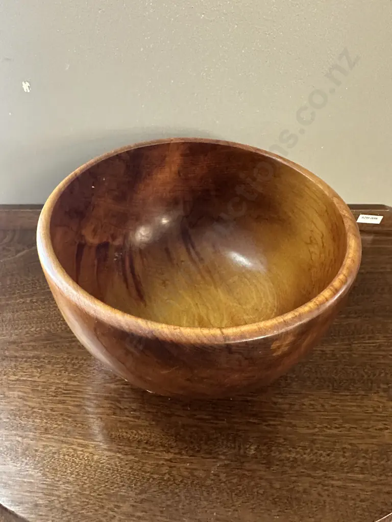 Vintage Round Rimu Bowl Signed H15,Dia24cm. Image 1++
