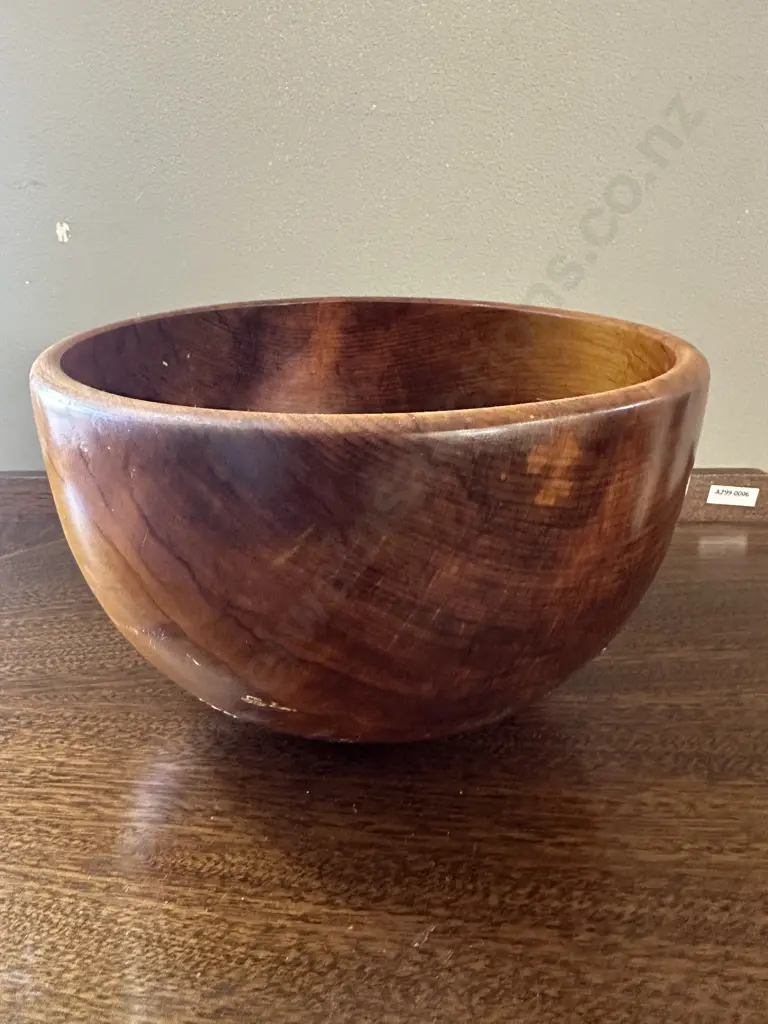 Vintage Round Rimu Bowl Signed H15,Dia24cm. Image 1++