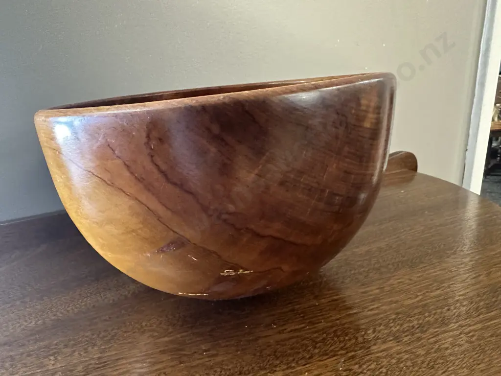 Vintage Round Rimu Bowl Signed H15,Dia24cm. Image 1++