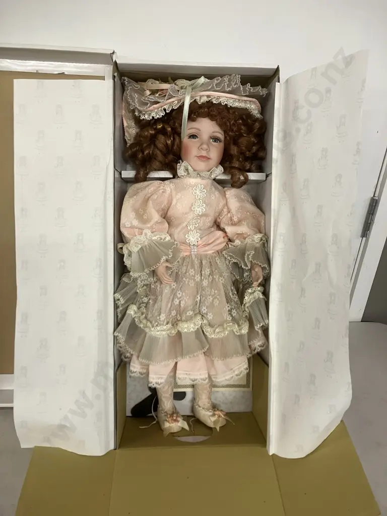 Vintage Stunning Porcelain HILLVIEW LANE Annabella Limited Edition Doll in Original Box with Certificate. 50cm Image 1++
