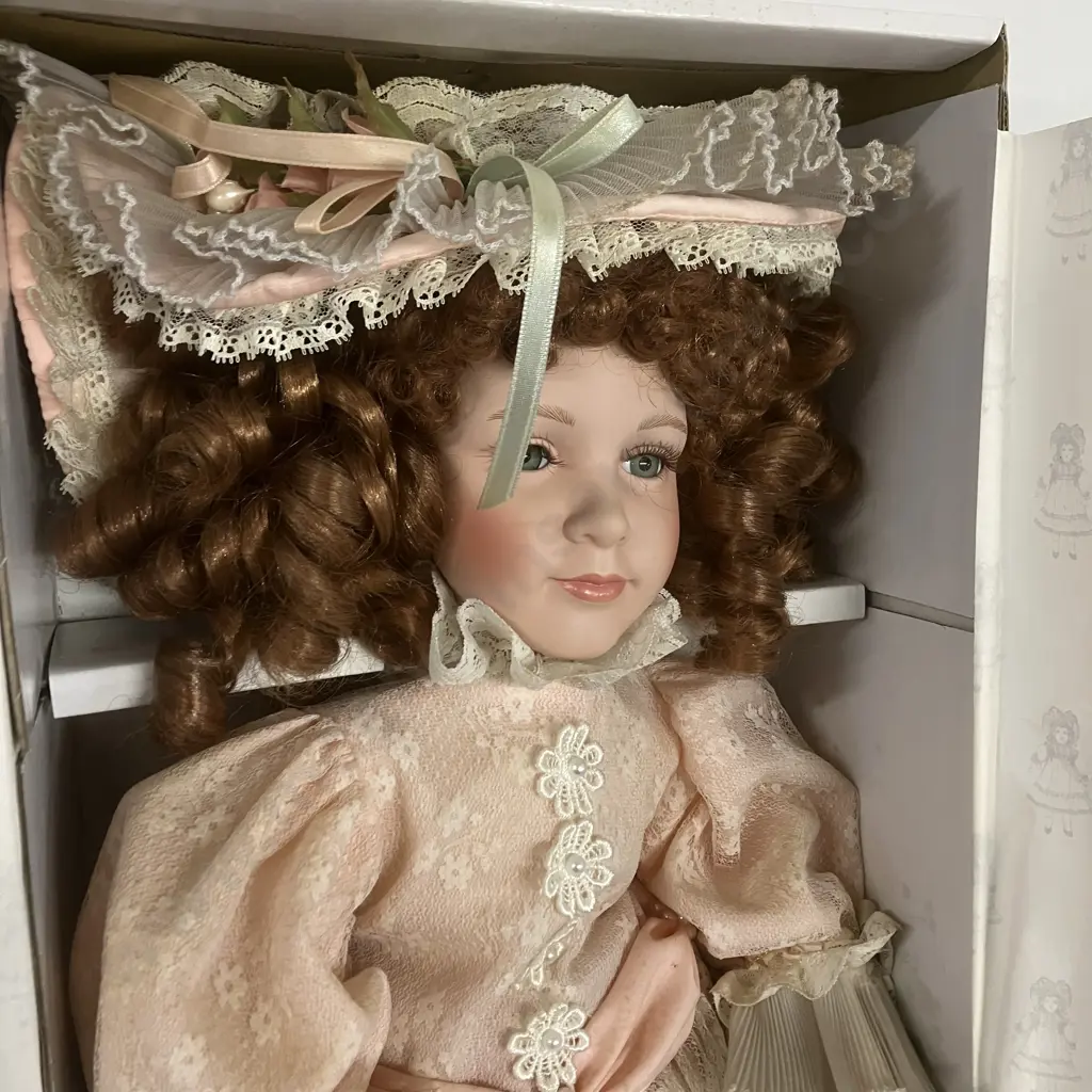 Vintage Stunning Porcelain HILLVIEW LANE Annabella Limited Edition Doll in Original Box with Certificate. 50cm Image 1++