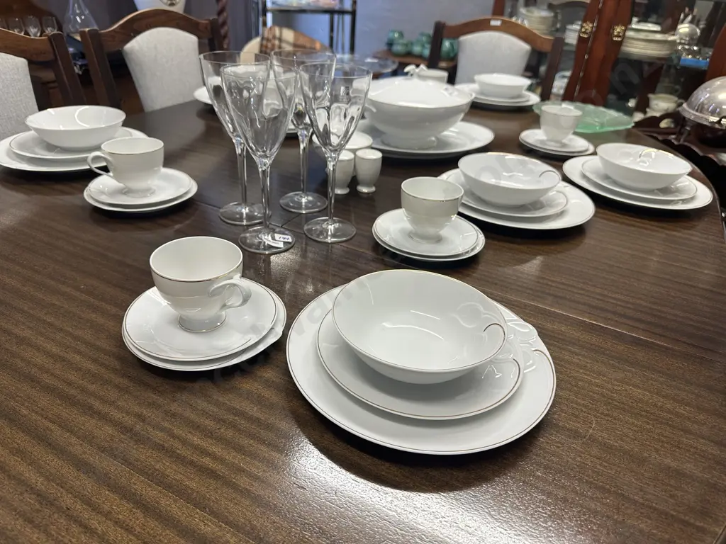 41 Piece Hutschenreuther Dinnerset Including Serving Dish, Lidded Vegetable Dish, Salt & Pepper Shakers & Sugar Bowl. Image 1++