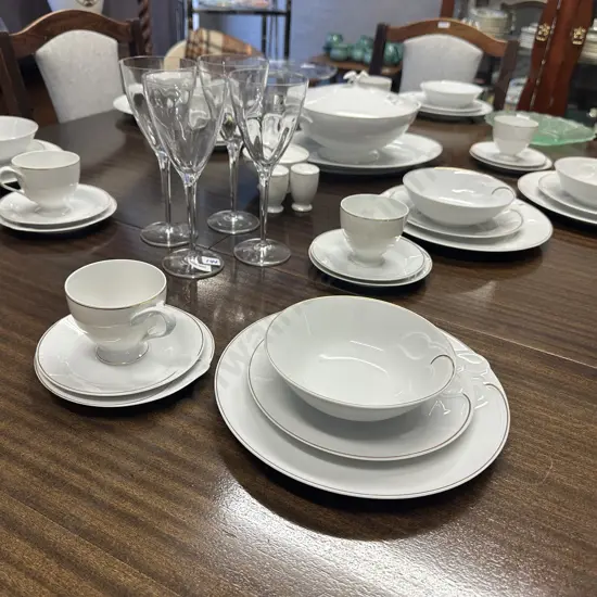41 Piece Hutschenreuther Dinnerset Including Serving Dish, Lidded Vegetable Dish, Salt & Pepper Shakers & Sugar Bowl.