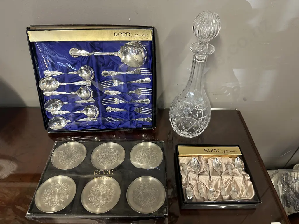 Crystal Decanter, Glasses, Silverware & Pewter Ware. Image 1++
