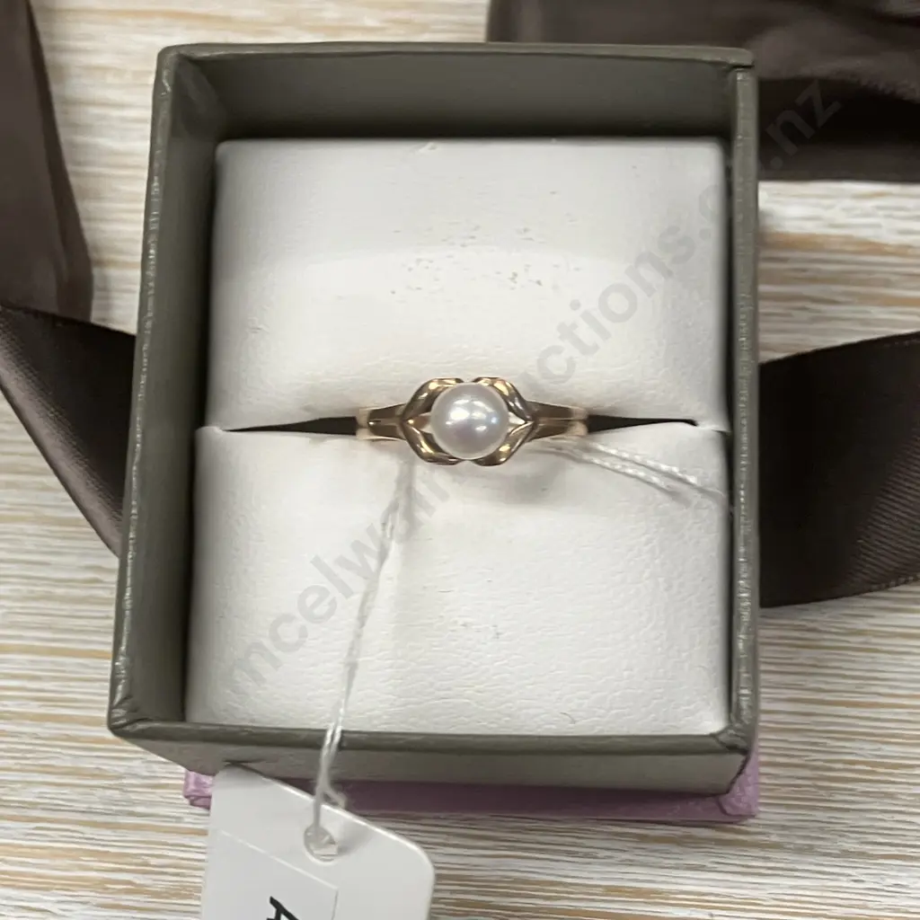 9K Gold Single Pearl Ring Stamped 375 Image 1++