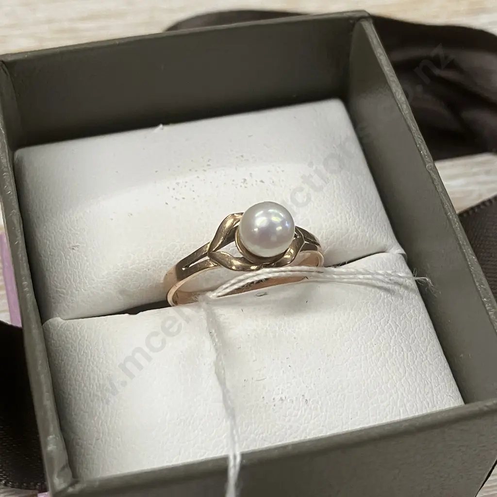 9K Gold Single Pearl Ring Stamped 375 Image 1++