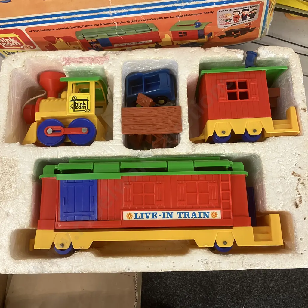 Live-In Train With MacMagnet Famly - Think and Learn Trainset, 1970s In Original Box Image 1++