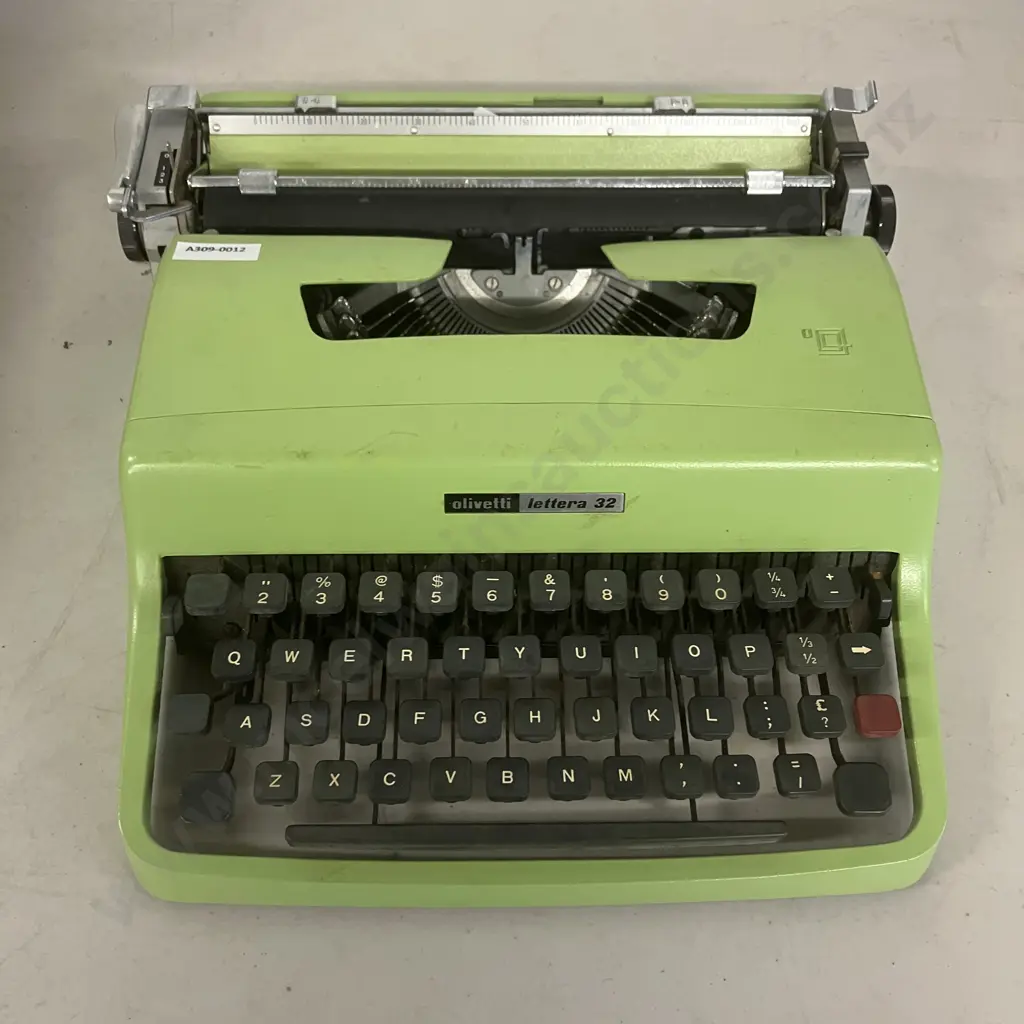 Vintage Olivetti Lettera 32 Lime Green Manual Typewriter - Made in Italy With Case Image 1++