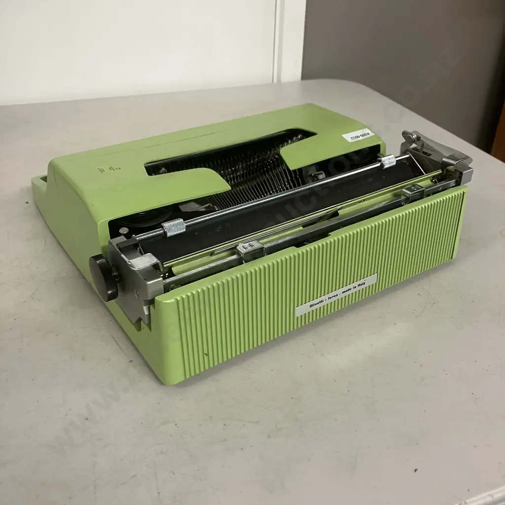 Vintage Olivetti Lettera 32 Lime Green Manual Typewriter - Made in Italy With Case Image 1++