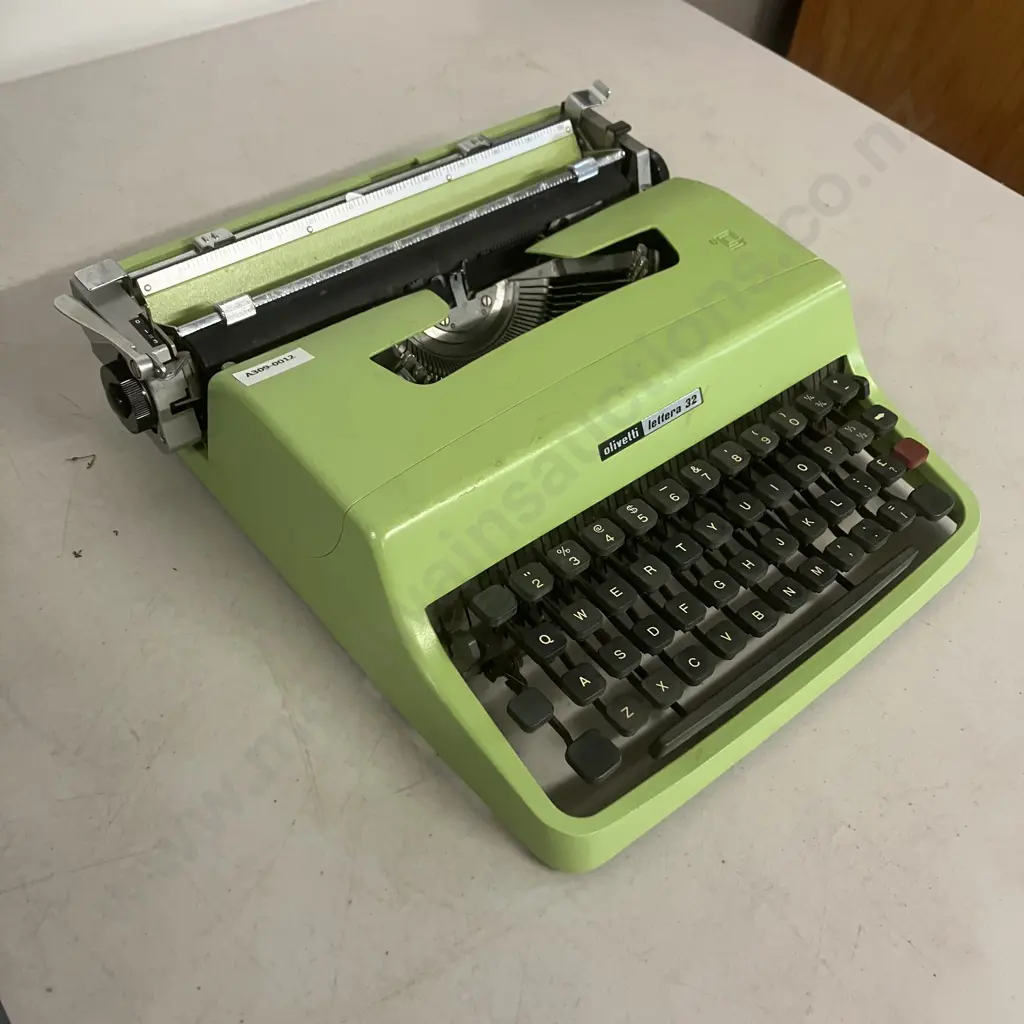Vintage Olivetti Lettera 32 Lime Green Manual Typewriter - Made in Italy With Case Image 1++
