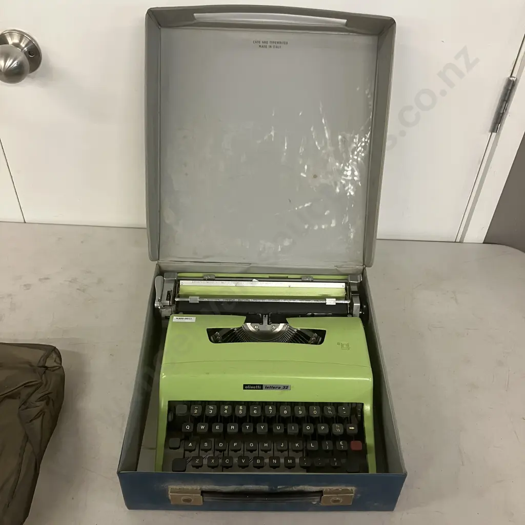 Vintage Olivetti Lettera 32 Lime Green Manual Typewriter - Made in Italy With Case Image 1++