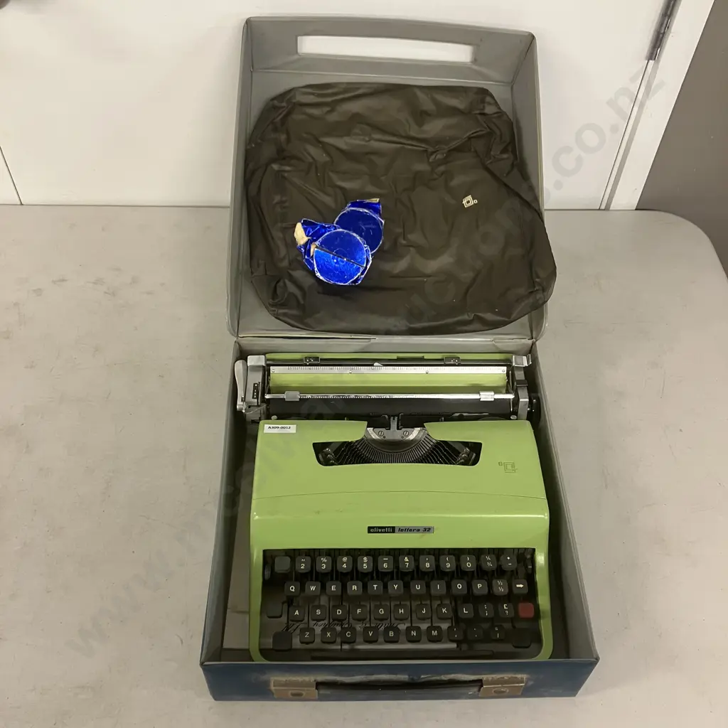 Vintage Olivetti Lettera 32 Lime Green Manual Typewriter - Made in Italy With Case Image 1++